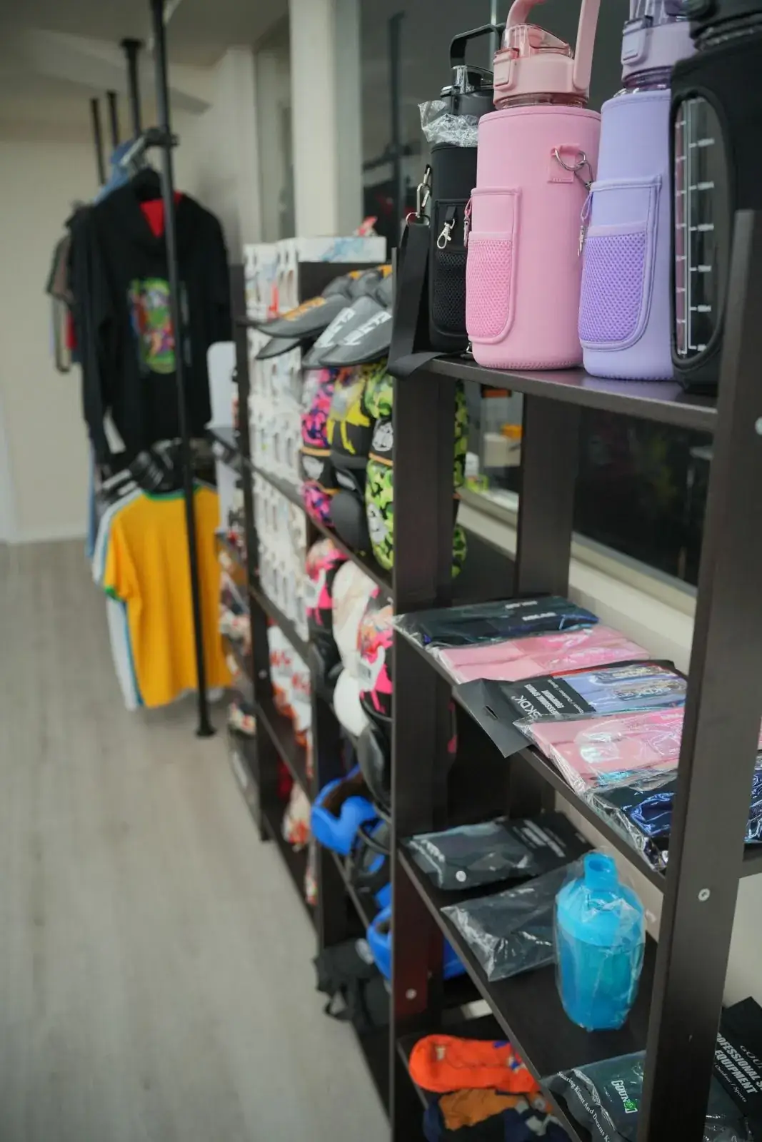 Tienda con ropa y accesorios del club