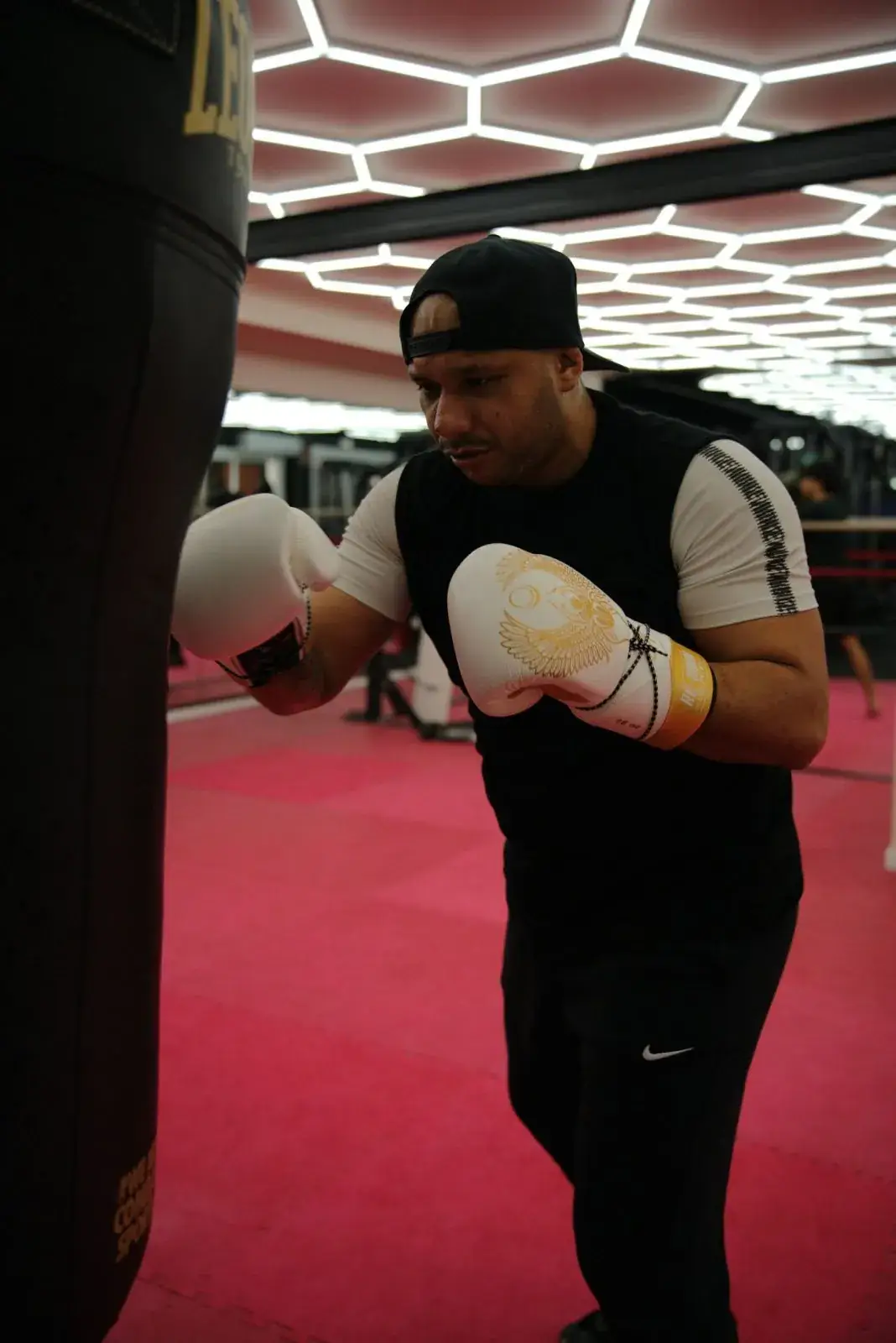 Boxeador con guantes junto al ring